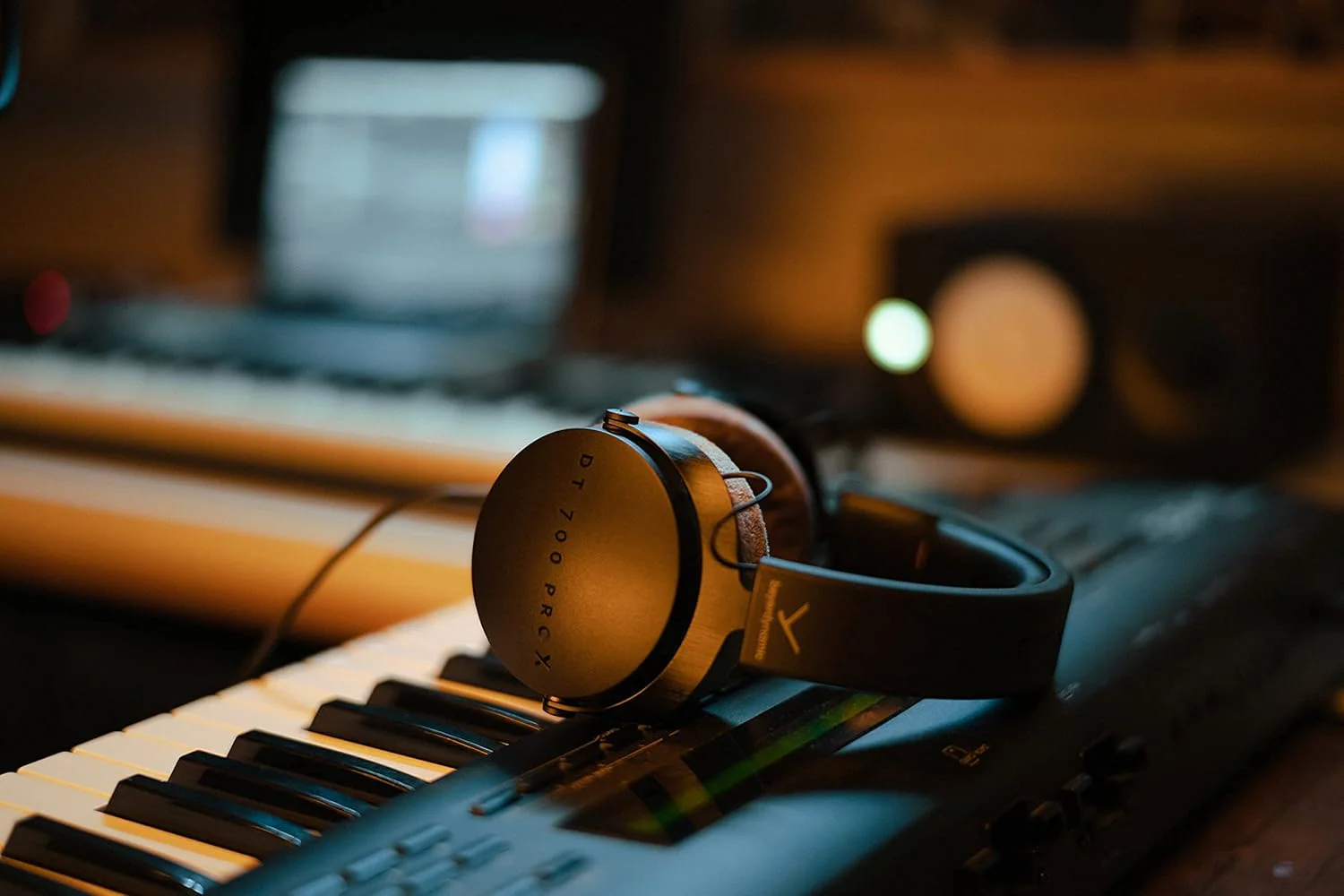 beyerdynamic DT 700 PRO X Studio Wired On Ear Headphones for Recording & Monitoring (Black) - Image 2