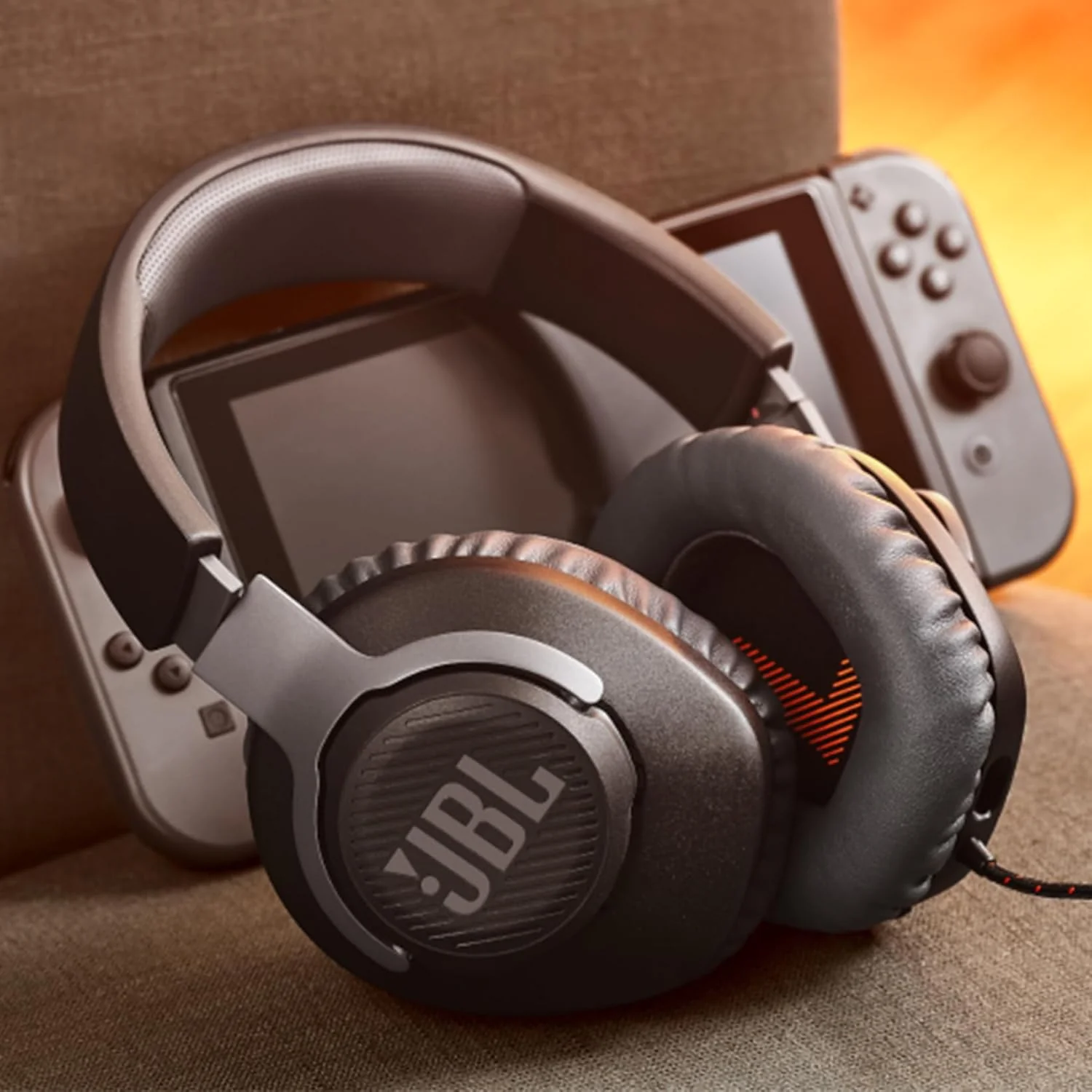 JBL Quantum 100 Wired Over Ear Gaming Headphones with Mic, 40mm Realistic Dynamic Drivers, Detachable Boom Mic, 1kHz Sensitivity, Memory Foam Cushioning, PC/Mobile/PS/Xbox/Nintendo/VR Compatible - Image 6