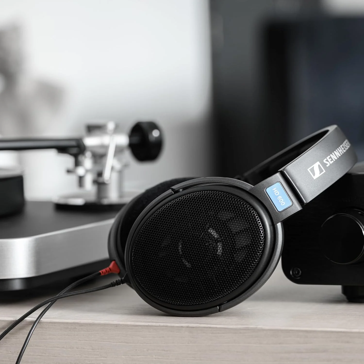 Sennheiser HD 600 - Hi-Res Audiophile Open Back Wired Headphone - Pioneered with Controlled Airflow & Optimised Transducer, Wide Frequency Response, Designed in Germany for All Day Comfort - Image 2